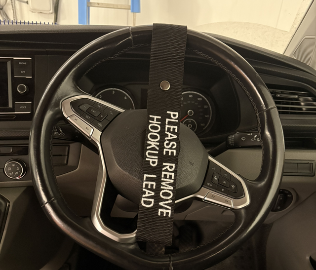 Hook up lead reminder strap 