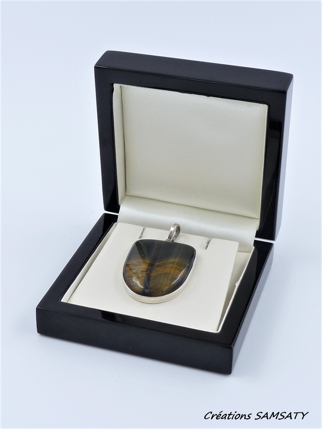 Pendentif en Œil de Faucon