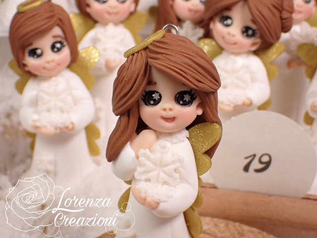 Angioletto del Natale 2025 n°19  con fiocco di neve, modellato e dipinto a mano. Pezzo unico, da collezione, firmato e numerato. Made in Italy, made in Treviso, Lorenza Creazioni.
