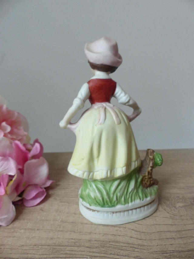 Figurine fille campagne, fermière avec des fruits et légumes, statuette jeune paysanne avec panier cueillette, décoration maison campagne