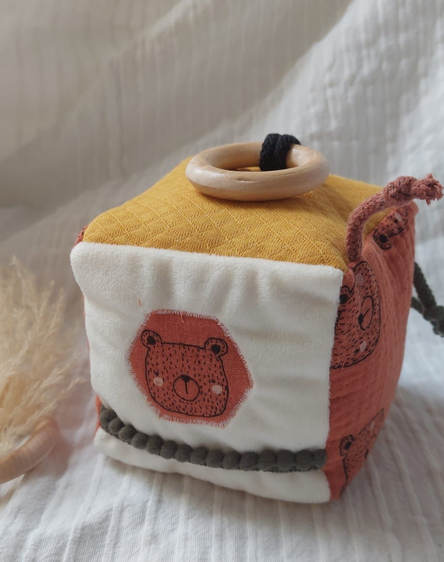 Cube d&#039;éveil ourson