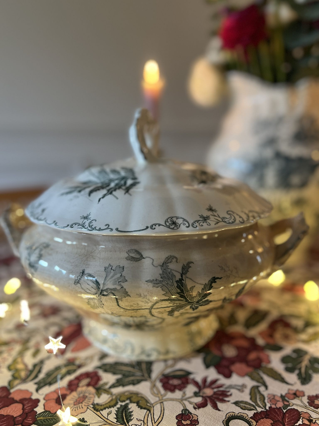 PAVOTS - La grande soupière modèle Pavots signée Choisy le Roi - Terre de Fer