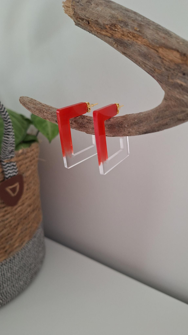 Créoles rouges et transparentes carrées