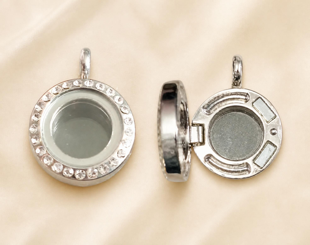 Pendentif Médaillon Flottant en Acier Inoxydable Serti de Strass – Personnalisable