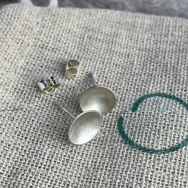 Curved Circle Stud Earrings 