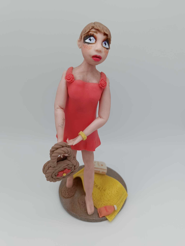 Femme en porcelaine froide à la plage