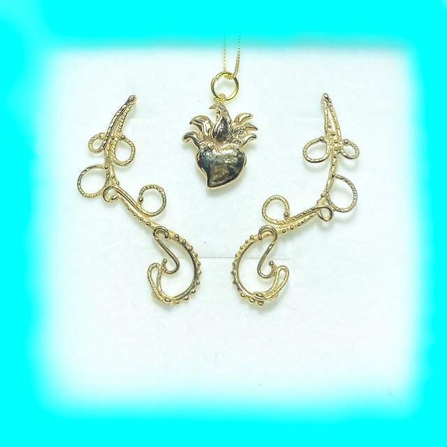 Armonia Preziosa: Orecchini "Tralcio Barocco" e cuore sacro con catenina in Gift Box.
