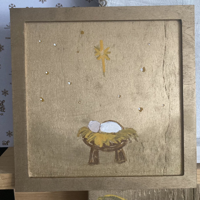 Baby Jesus in de kribbe | klein schilderij op hout goudkleurig | vierkant | handbeschilderd | om op te hangen | jute koordje | kerstboom hanger