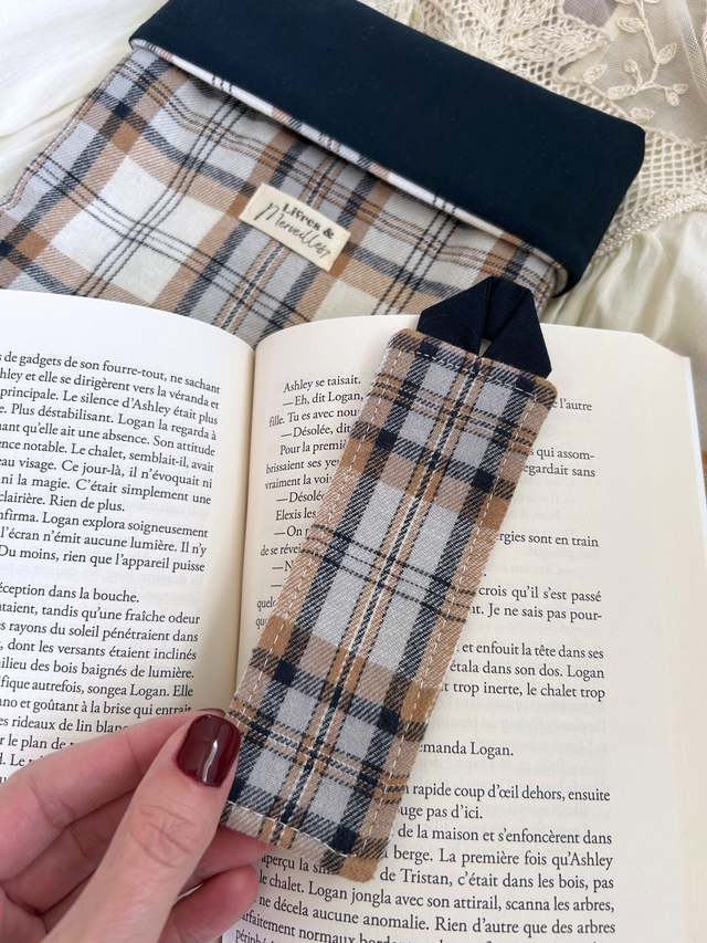 Marque-page Claire en flanelle tartan bleu marine – fait main