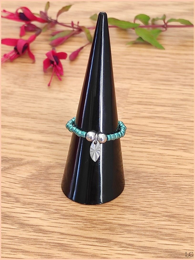 Bague élastique, perle de rocaille, avec breloque