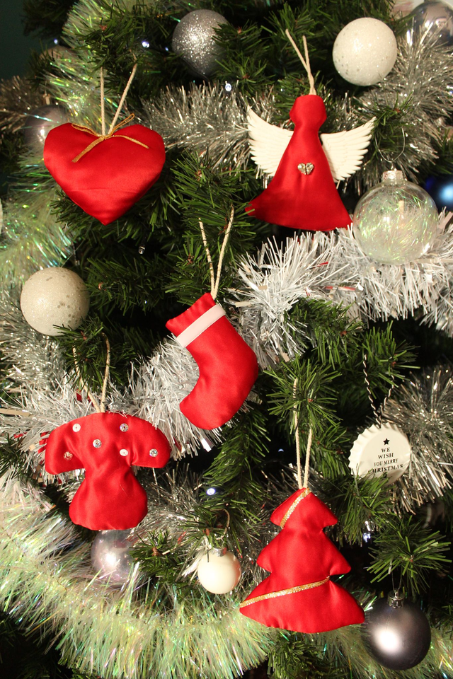 Lot de 5 suspensions en satin rouge