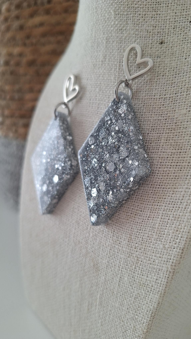 Boucles d&#039;oreilles losanges paillettes argentées 