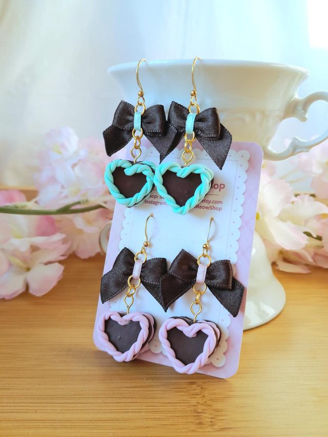 Suklaiset kakkukorvakorut