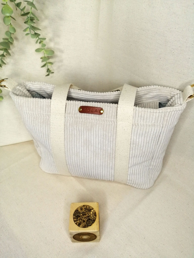 Sac cabas en velours côtelé écru-élégant et pratique 