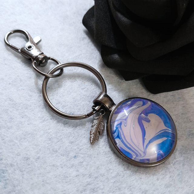 DOUCEUR NOCTURNE - Bijou de sac - Bleu et rose pâle, métal pistolet noir