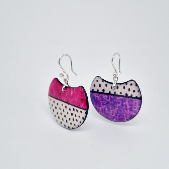 Boucles d&#039;oreilles violet rose semi-rondes 
