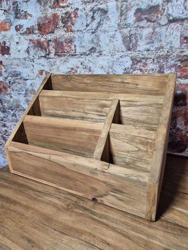 Houten bak met vakken