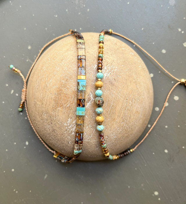 Deux bracelets en perles carrées Tila et son compagnon