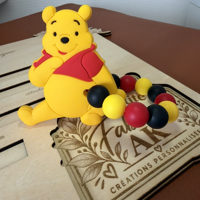 Anneau de dentition Winnie l’Ourson – Perles jaunes, rouges et noires