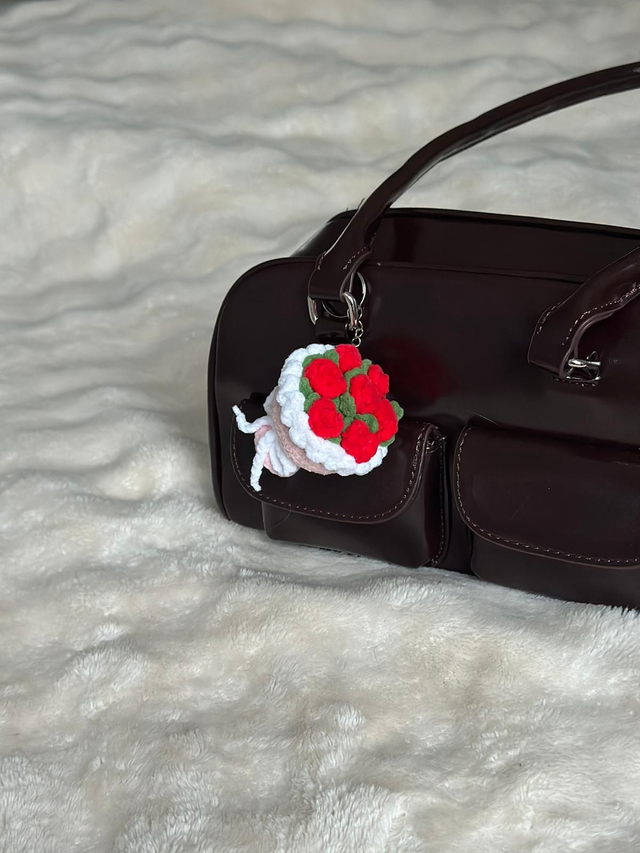 Bijou de sac bouquet de roses au crochet