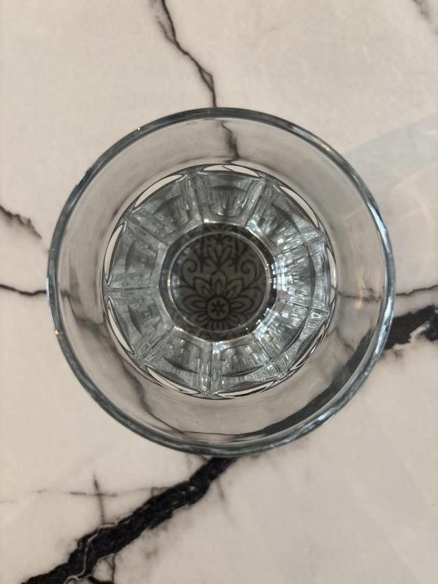 Main de fatma gravé sur un dessous de verre en ardoise de 10 cm de diamètre