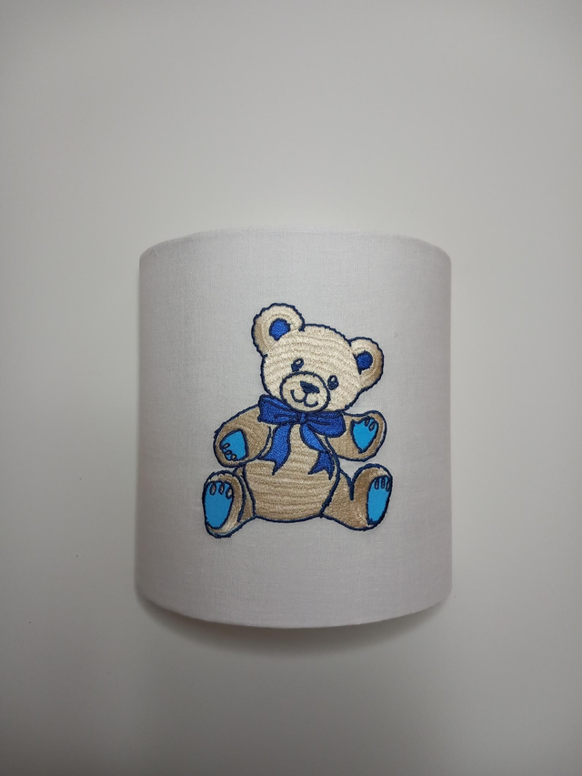 Abat jour en lin brodé Ourson . Applique murale pour chambre enfant  Largeur 20 cm  Électrification incluse .Créateur fabricant France. 