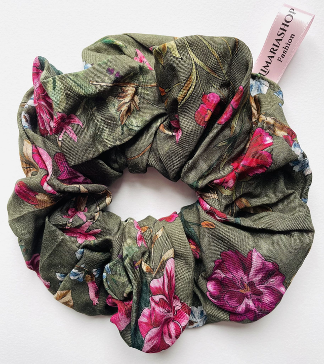 Blumig Grüner Scrunchie