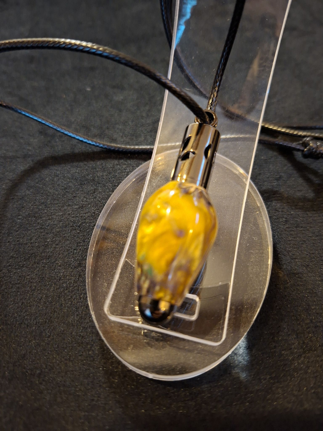 Pendentif aromathérapie gun métal en résine dorée et cônes d'aulne