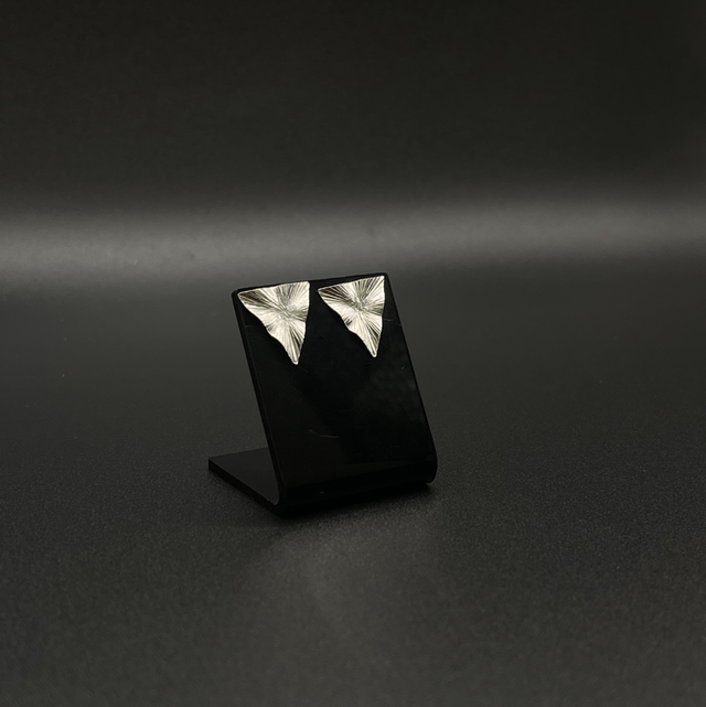 Brinco triângulo com relevo