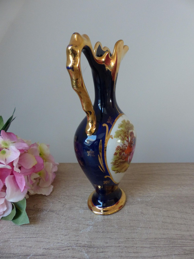 Ancien vase soliflore bleu cobalt et doré en porcelaine, aiguillère carafe romantique scène galante France, cadeau couple, décoration maison