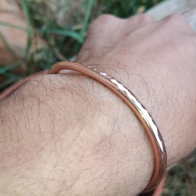 Bracelet rond en cuivre pur, léger et martelé 