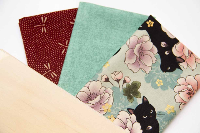 PACK de telas de gatos sobre claro, verde claro y libélulas en rojo granate