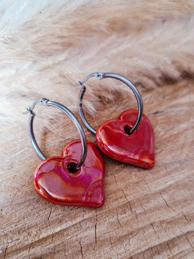 Boucles d'oreilles créoles et cœurs en céramique - Argenté et rouge