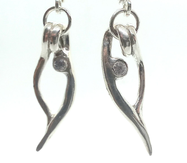 Twisted silver lines with gemstone