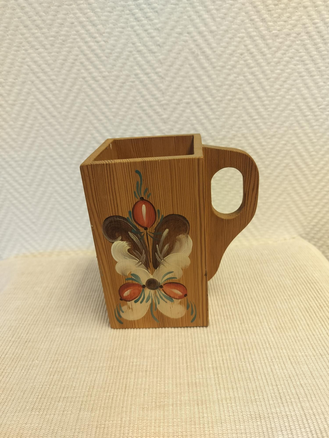 Puinen muki/tuoppi/astia #216