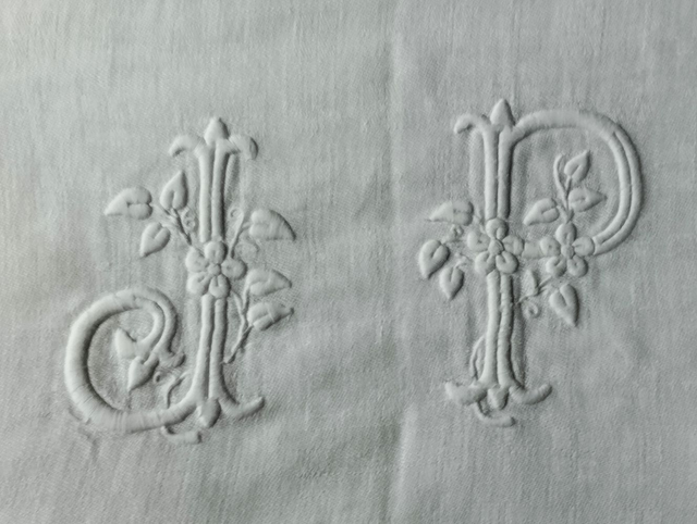 Monogramme JP sur nappe ancienne motif floral
