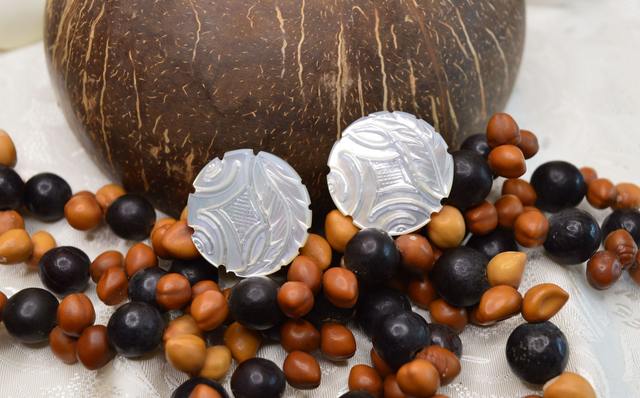 Boucles d'oreilles - clou rond Burgo blanc gravé diamètre 2,5 cm