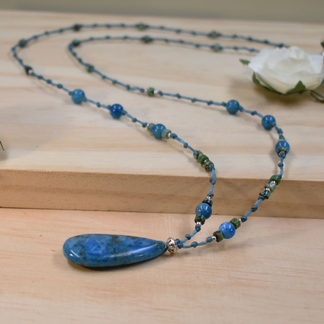 Collier long avec un cabochon en apatite bleue