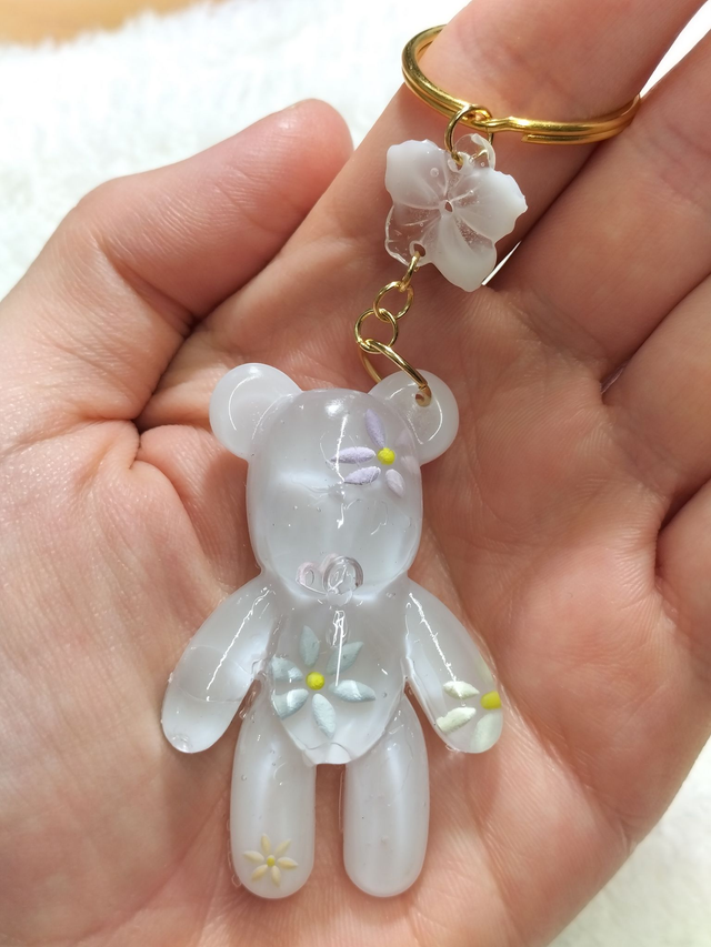 Porte-clés ourson blanc et fleurs pastels