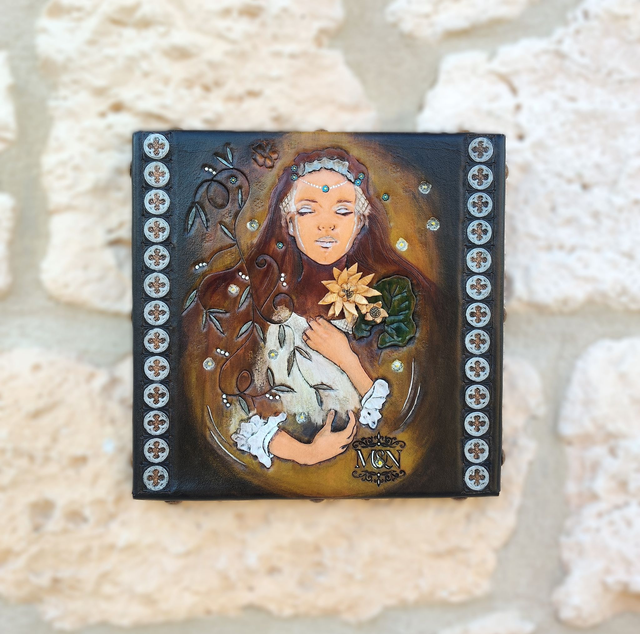 Ophélie , mini portrait sur cuir 20X20cm