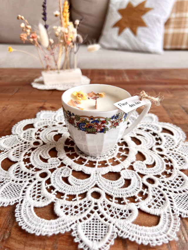 Bougie Fleur des iles - tasse à café &quot;frise florale&quot;