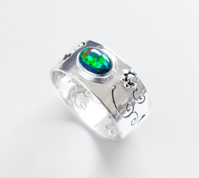 Anillo de plata calado con ópalo verde