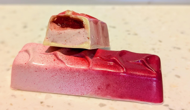 Berry Tasty. White chocolate filled with raspberry pâte de fruits and raspberry marshmallow 