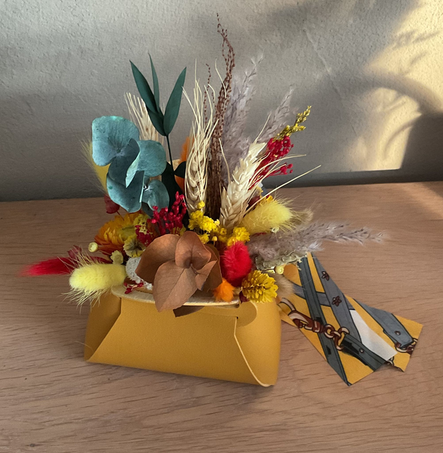 Composition florale mini sac à main jaune