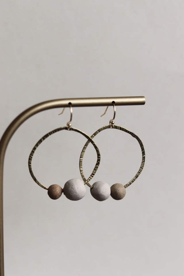 Boucles d’oreilles en grès et métal 