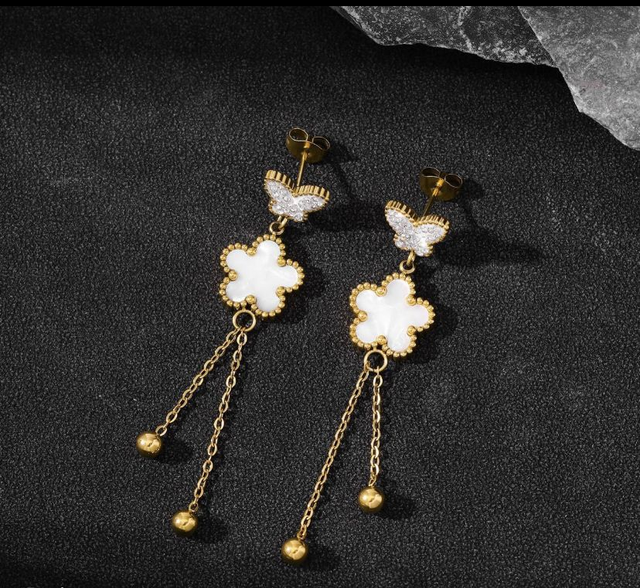 Boucle d&#039;oreille papillon et fleur