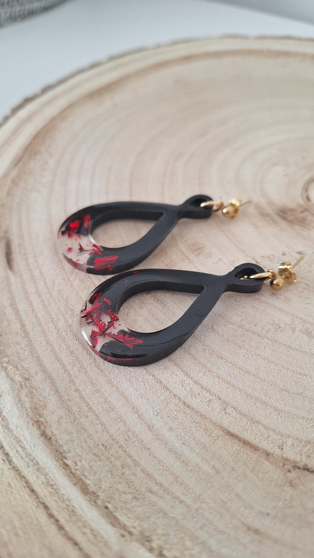 Boucles d'oreilles infinis noires et feuilles rouges