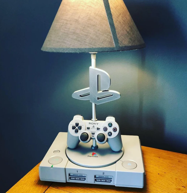 Lampe de bureau console Playstation 1 et manette dualshock
