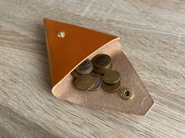 Porte monnaie triangulaire en cuir de bœuf/taureau - Le Sambosak (coloris “Cognac”)
