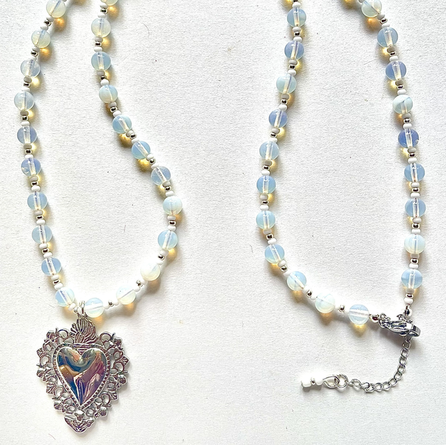 C33 - Collier perle verre opale et cœur ex-voto argenté